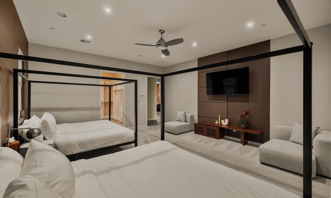 Enterprise House | Luxe Modern Mansion,5bd ,salt water pool&spa, new outdoor kitchen, sport court!