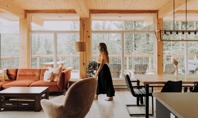 St-Adolphe-d'Howard Ski Chalet | Luxe Mountain Escape | Hot Tub Fireplace Cozy