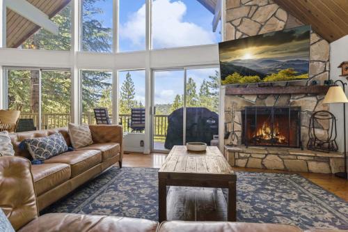 Blue Jay House | Luxe Mountain Retreat Lake Village Close Game Room AC Backs up to trails