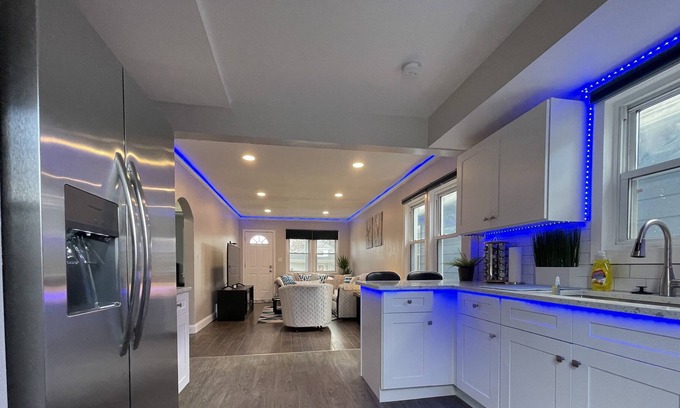 Dearborn House | ★ LUXE ★ | New + Modern home near The Henry Ford