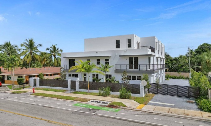 Lake Ridge House | Luxe NEW Modern Home with Pool