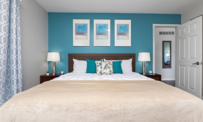 Raymore House | ⭐️ Luxe Paradise ⭐️ 3 King Beds ✅ Fast Wifi ✅ Free Parking
