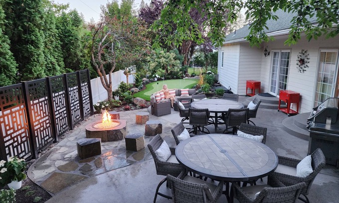 Fernan Lake Village House | Luxe Retreat-4500sf-Spa-Massages-Golf & Beach 5 min-Putting Green-Family Fun!