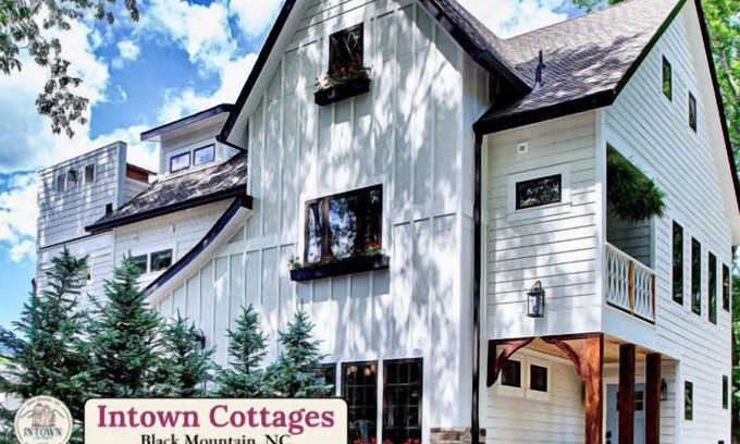 Black Mountain House | Luxe Retreat w/HT-Sauna Deck, King Suites&DT Charm