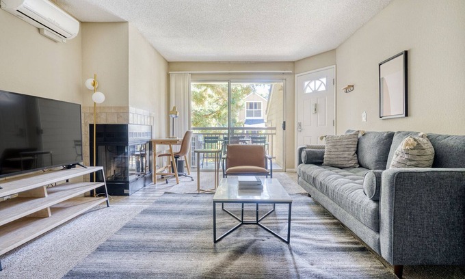 Santa Clara Apartment | Luxe Santa Clara 2BR w/W/D, Gym, Pool, shuttle to Apple, by Blueground