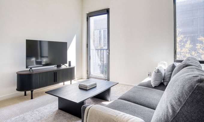 The Villas Apartment | Luxe Santana Row Studio w/ Pool & Gym, 10 mins to Google, by Blueground