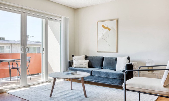 Sherman Oaks Apartment | Luxe Sherman Oaks 1BR w/Pool & Courtyard, near TJ + WF, by Blueground
