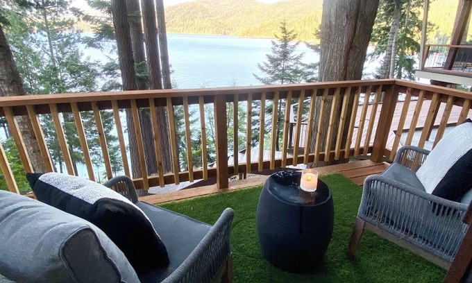 Clarksville Apartment | Luxe studio “Blue Hayden”with Hayden Lake access