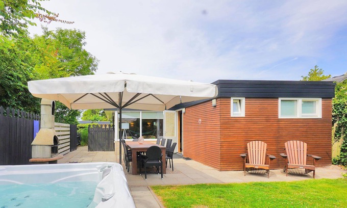 Sint Maartenszee House | Luxe XL house de Gouden vink, with jacuzzi, 1500 meters from the beach.