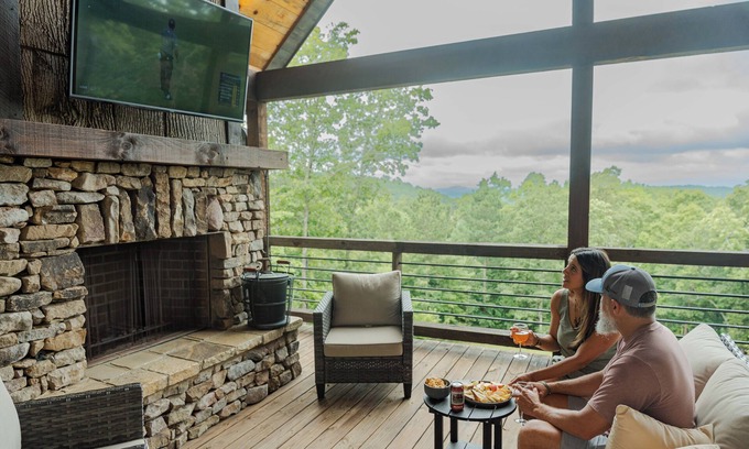 Mineral Bluff Cabin | LuxeCabin-Endless View-Hottub-PoolTbl-Fenced Yard