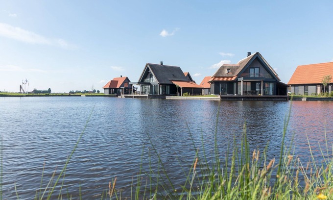 Ossenzijl Villa | Luxious water villa with two bathrooms, at the Frisian Lakes