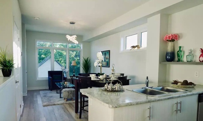 Beamsville House | Luxurious 2 Bedroom Townhouse