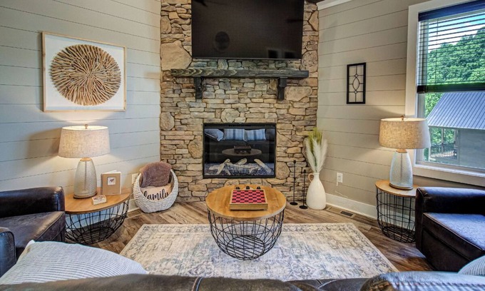 Sevierville Cabin | *Luxurious 2BD w/Hot Tub! Fireplace + Near TOWN!*