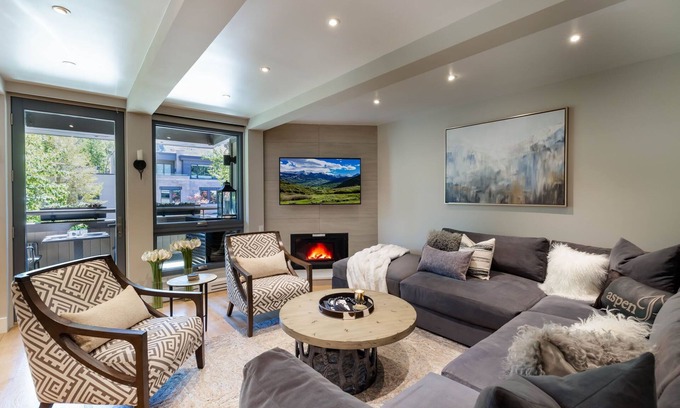 Aspen Condo | Luxurious 2BR 2BA with Breathtaking Views & A/C!