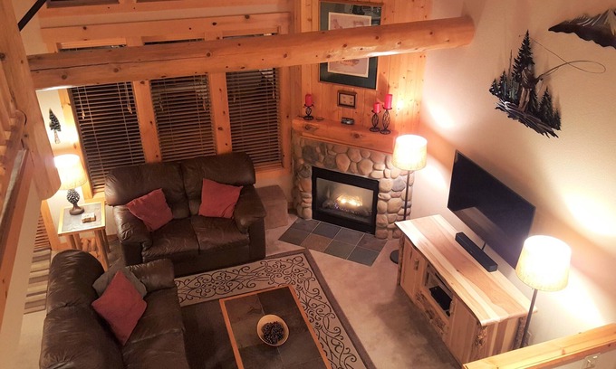 Redmond House | Luxurious 3BR/2BA Eagle Crest Chalet on Golf Course w/Private Hot Tub & Garage
