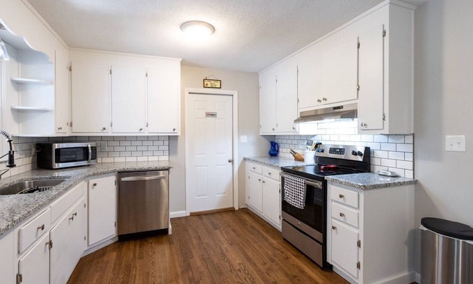 Westover House | Luxurious 3BR House near Fort Bragg