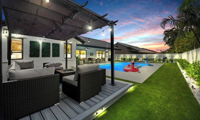 Richmond West House | Luxurious 3BR Villa with Pool in Miami