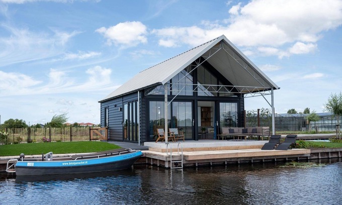 Municipality of Kaag en Braassem House | Luxurious 4-6 person holiday villa on the water.