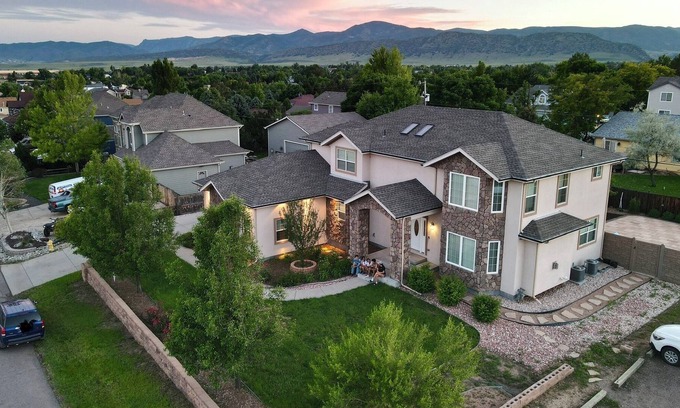 Ken Caryl House | Luxurious 4-Bed, 4.5 Bath, House in the Foothills of Denver.