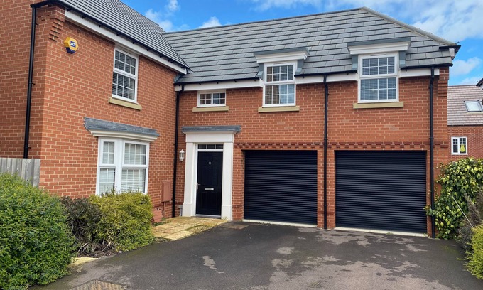 Marston Moretaine House | Luxurious 4 br detached house in cul-de-sac ideal for family or group of friends