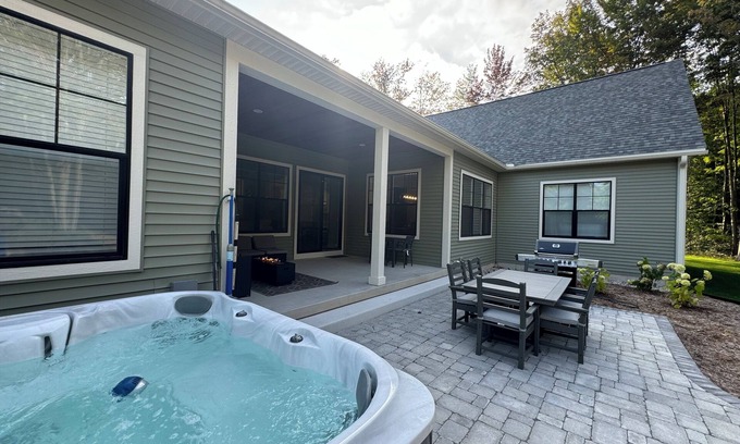 Thompsonville House | Luxurious 5 bdrm home w/private hot tub, free shuttle to Crystal Mountain!