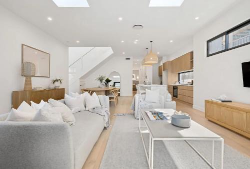 Miranda House | Luxurious 5 Bed Retreat with Pool near Gymea Village