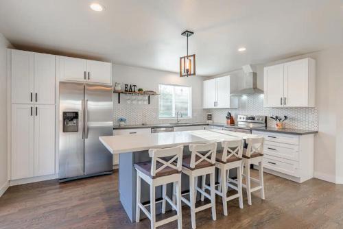 Columbia City House | Luxurious 5 Bedroom Home with AC and EV Plug