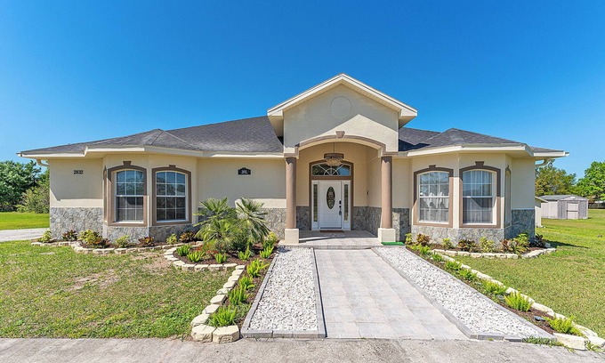Kissimmee House | Luxurious 5-Bedroom Retreat: Gold Accents, Modern Amenities, & Fun!"