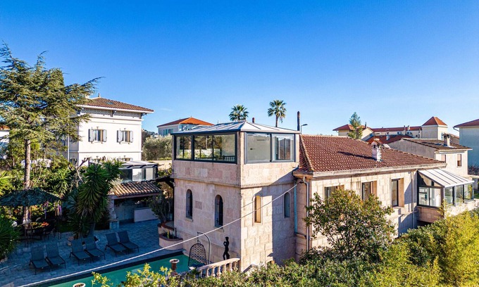 Riou - Petit Juas - Av de Grasse Villa | Luxurious 6 bedroom villa with pool & sauna