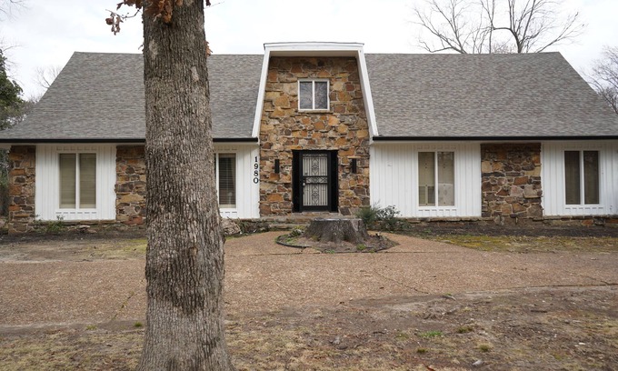 Ellendale House | Luxurious 6- BR Mansion with POOL - Near Germantown, Fully Fenced Backyard.