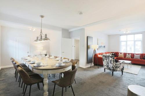 Barnt Green House | Luxurious 7-Bedroom Home in Solihull, close to NEC & BHX