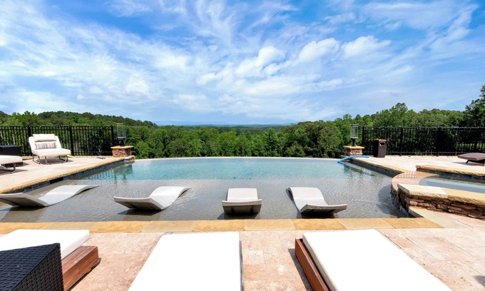 Talking Rock Cottage | Luxurious 8-bedroom mountain resort with infinity pool, fire pit & much more