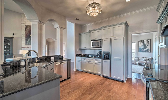 Wellborn House | Luxurious Aggieland Retreat - 14 Mi to A&M!