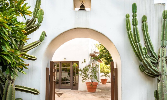 Redlands House | Luxurious and private Santa Fe-style guesthouse with 31 day minimum stay