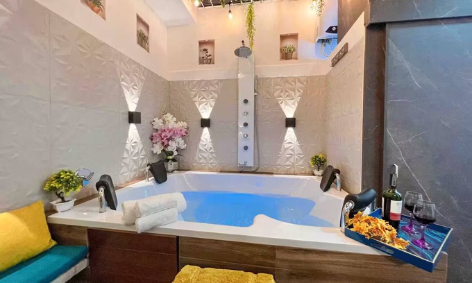 Cali Apartment | Luxurious Apt | Hot Tube | Prime Location | 4Beds