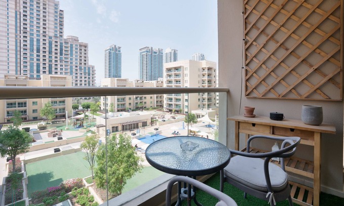 The Greens Apartment | Luxurious Apt with Balcony The Greens Dubai