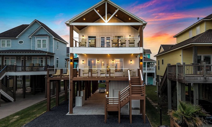 Port Bolivar House | Luxurious Beachfront Oasis w/Private Pool & Elevator
