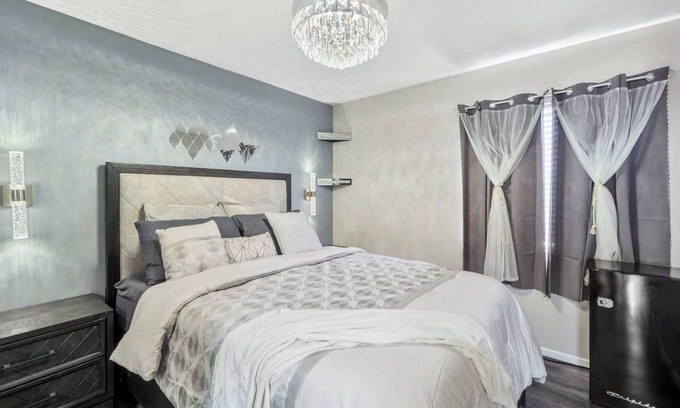 Wildomar House | Luxurious Bedroom w/Chandelier