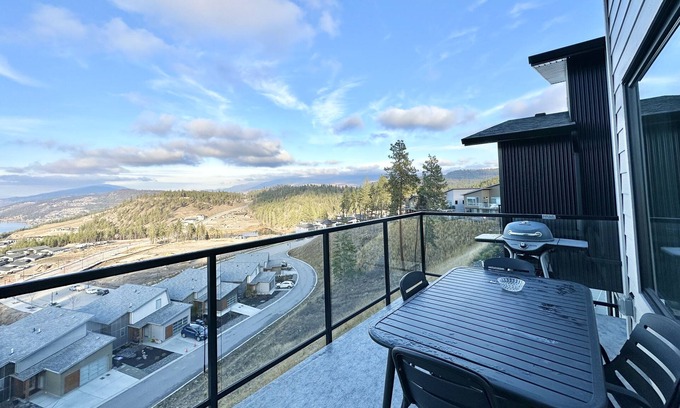 McKinley House | Luxurious Brand New Home with Breathtaking View of Okanagan Lake