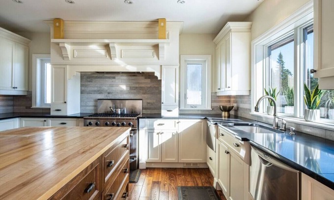 Saint-Faustin-Lac-Carre Ski Chalet | LUXURIOUS COTTAGE- Mt-TremblantArea/Ski/Lake/Spa