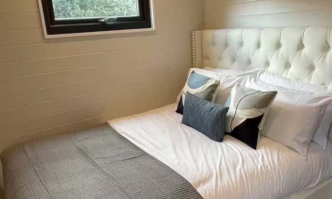 Llangollen Apartment | Luxurious Canal-side mini lodge in Llangollen.