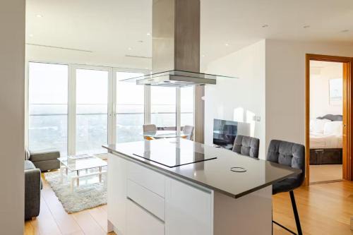 Isle of Dogs Apartment | Luxurious Canary Wharf Aptartment - Outstanding City View!