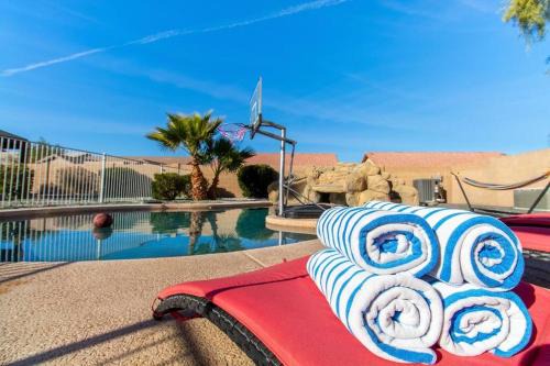 Tamaron House | Luxurious Casa Grande Family Retreat: 5 Bedrooms, Heated Salt water Pool, Mini Golf, and More! Ideal for Groups and Making Lasting Memories.