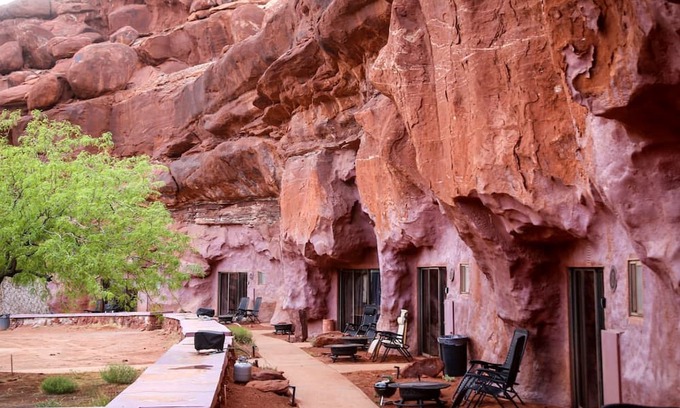 Moab Cabin | Luxurious Cave for a Romantic Retreat near Arches National Park in Moab, Utah