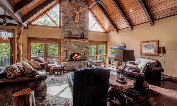 Ellicottville Ski Chalet | Luxurious Chalet! Hot-tub, Bonfire & A+ Location for Skiing/Town