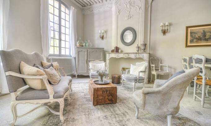 Uzes Apartment | Luxurious & comfortable apartment overlooking the Place aux Herbes