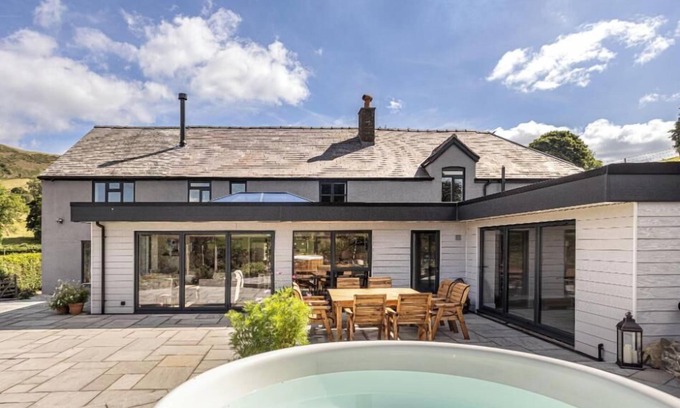 Oswestry House | Luxurious countryside retreat set in 9 acres of land, featuring a games room and hot tub