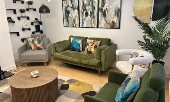 Little Hulton Apartment | Luxurious Couple’s Retreatnn