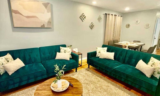 Irvington House | Luxurious, Cozy and Spacious 6-bedroom escape with parking sleeps up to 16.