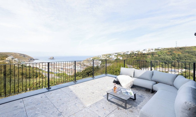 Portreath House | Luxurious Dog Friendly 5 Star Hot Tub Heaven By The Beach with Amazing Sea Views